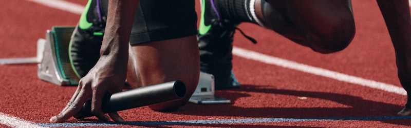 一群跑步爱好者在清晨的公园道路上集体晨跑