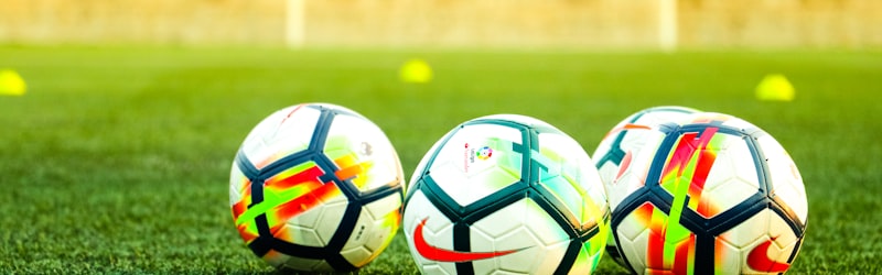 网球运动员在红土场上奋力击球的比赛特写