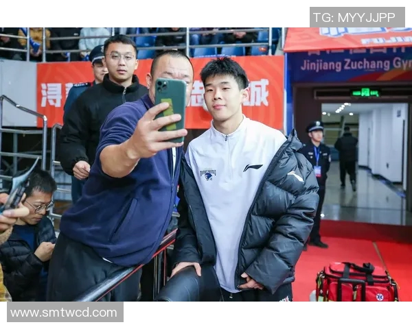 小吧现场直击俄勒冈主场有很多林葳球迷 还有人穿着同曦球衣